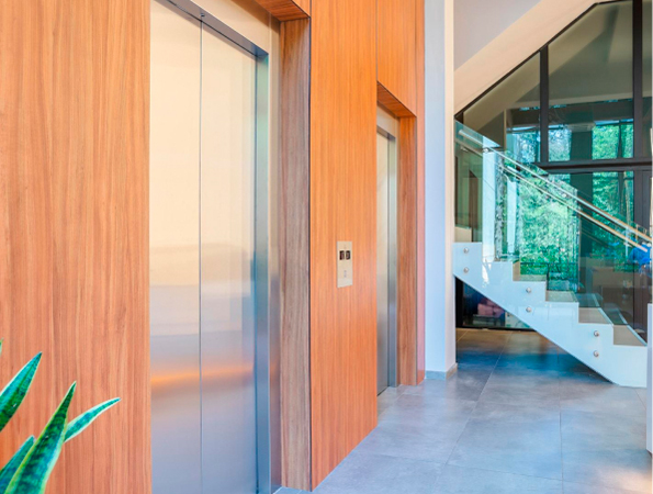 La importancia de la altura y espacio disponible en la elección de un ascensor