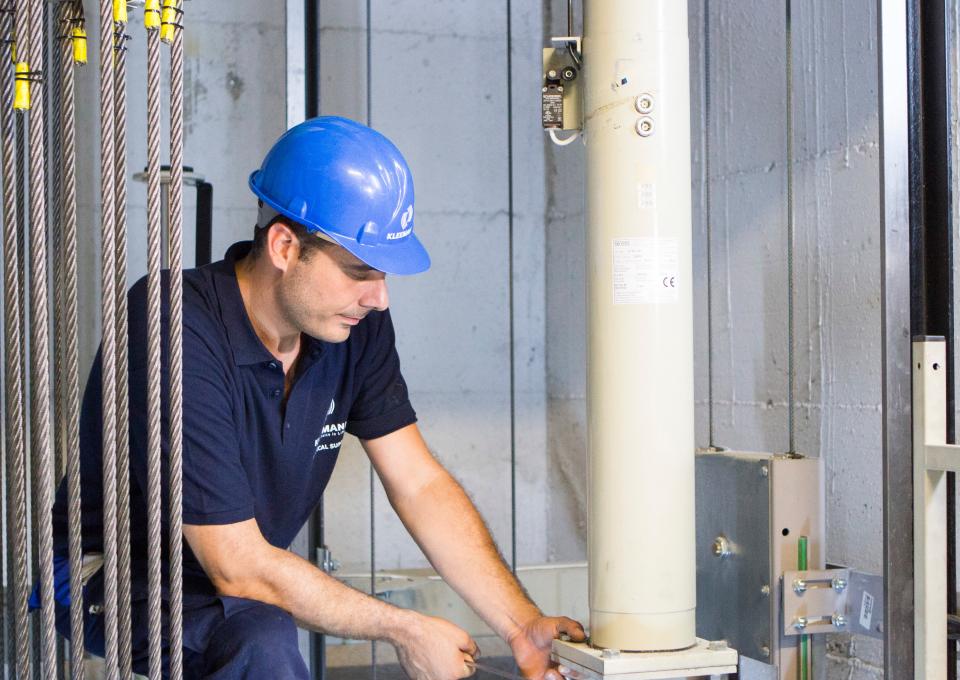 ¿Por qué es clave mantener en óptimas condiciones un ascensor?